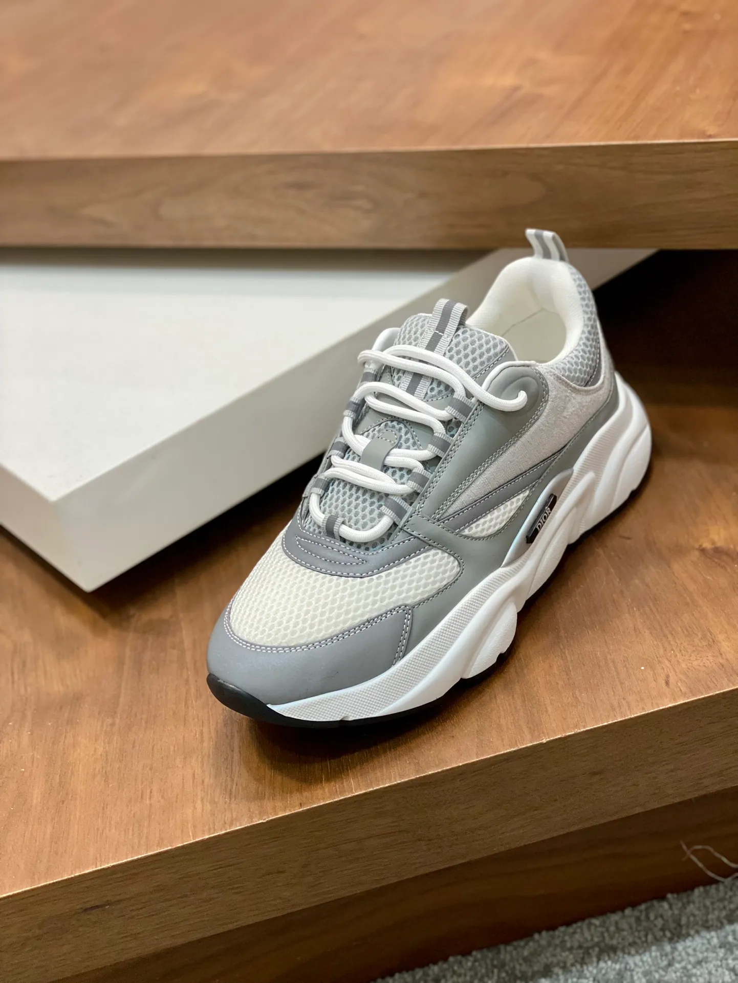 Factory price: 500💰 Dior B22 men's jogging fashion sneakers. This item draws inspiration from retro jogging shoes. It adopts a thick low-top design, with an upper made of leather and mesh fabric, and a black and white engraved rubber sole. The side is decorated with an embossed "Di~r" logo. Code number: 38-45 (38, 45, 46 can be customized)